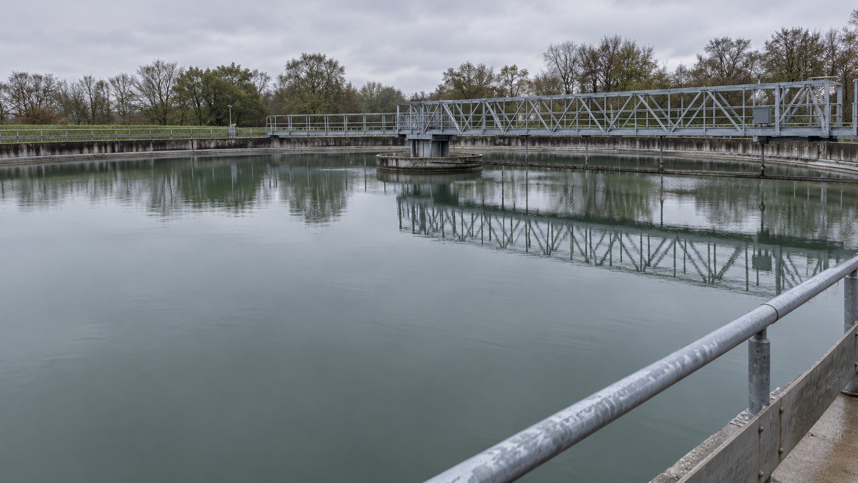 Circular settlement tank with rotating bridge
