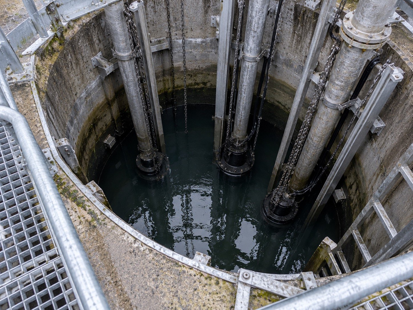 Wet well with pump risers